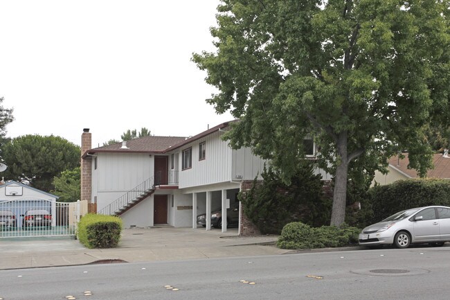 754 Whipple Ave in Redwood City, CA - Foto de edificio - Building Photo