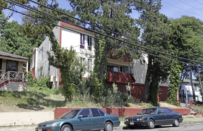 Pinewood Terrace in Oakland, CA - Building Photo - Building Photo