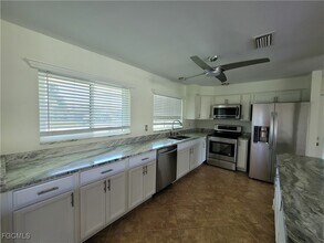 3829 SE 10th Ave in Cape Coral, FL - Foto de edificio - Building Photo