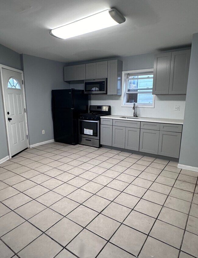 6642 Lebanon Ave, Unit Floor 2 in Philadelphia, PA - Building Photo - Building Photo