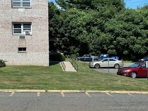 300 Meadowside Rd in Milford, CT - Building Photo - Building Photo