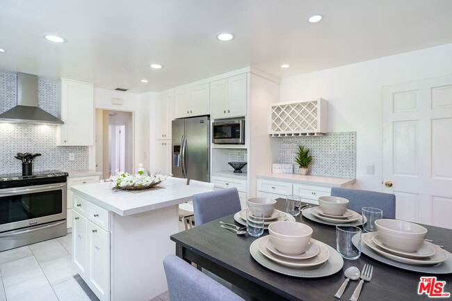 13843 Milbank St in Los Angeles, CA - Building Photo - Building Photo