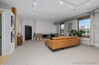 940 Monroe Ave NW in Grand Rapids, MI - Building Photo - Building Photo