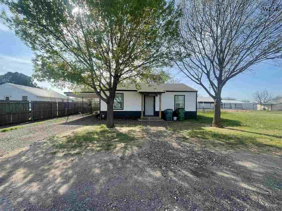 406 S Jackson Ave in Iowa Park, TX - Building Photo