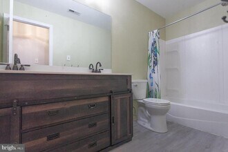5 Michele Ct in Levittown, PA - Foto de edificio - Building Photo