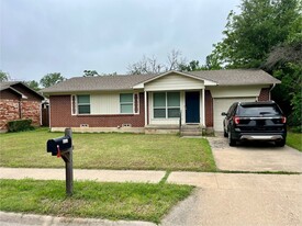 2005 Shawnee St in Denton, TX - Building Photo
