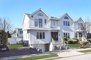 27 Kaywood Rd in Port Washington, NY - Foto de edificio - Building Photo