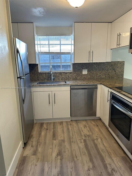 2135 Taylor St in Hollywood, FL - Building Photo