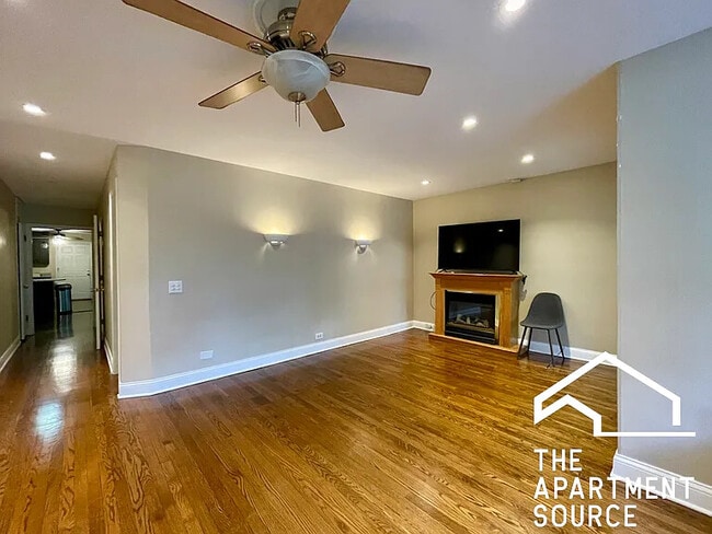 2541 W Logan Blvd, Unit 1 in Chicago, IL - Building Photo - Building Photo