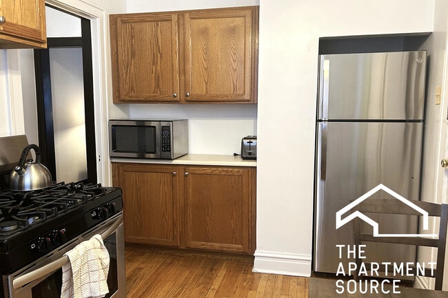 property at 1911 W Larchmont Ave