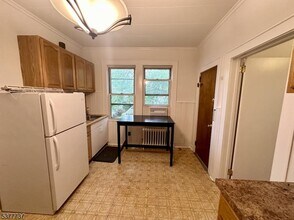 6 Swaine Pl in West Orange, NJ - Building Photo - Building Photo