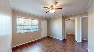 204 Lynn Dr, Unit A in Bryan, TX - Building Photo - Building Photo