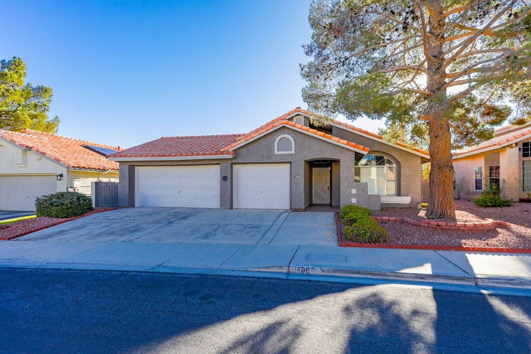 1808 Scenic Sunrise Dr in Las Vegas, NV - Building Photo