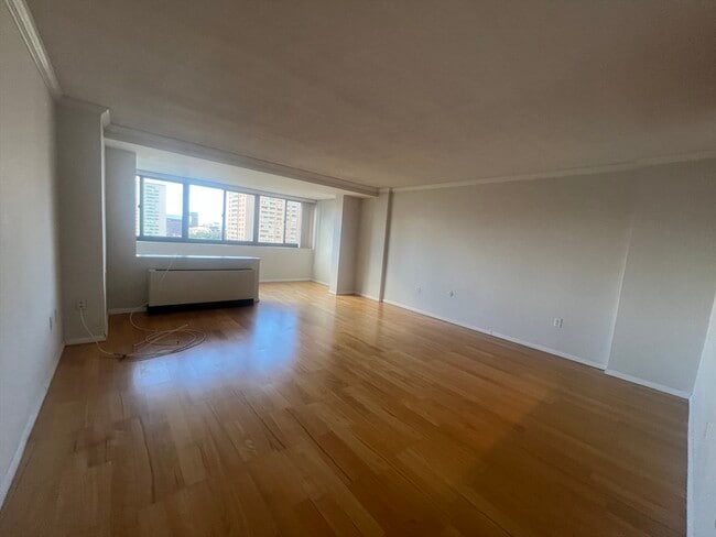 property at 9 Hawthorne Pl