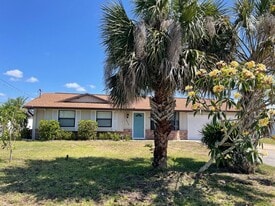 18310 Burkholder Cir in Port Charlotte, FL - Building Photo