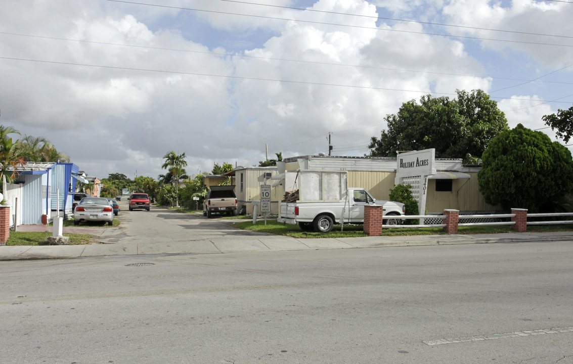 Holiday Acres Mobile Home Park in Hialeah, FL - Building Photo