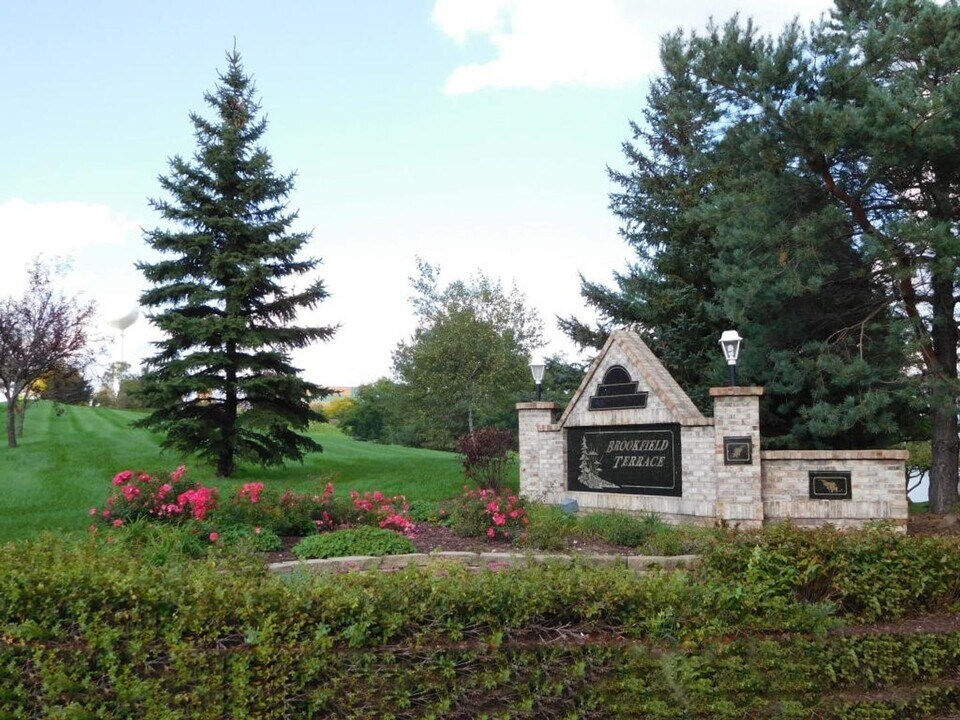 317 Terrace Dr in Brookfield, WI - Foto de edificio