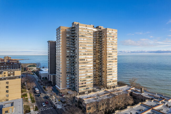 Shoreline Towers Condominiums in Chicago, IL - Building Photo - Building Photo