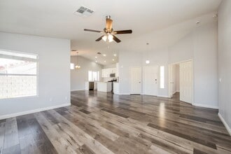 704 Colonnade Row Dr, Unit Upper in North Las Vegas, NV - Building Photo - Building Photo