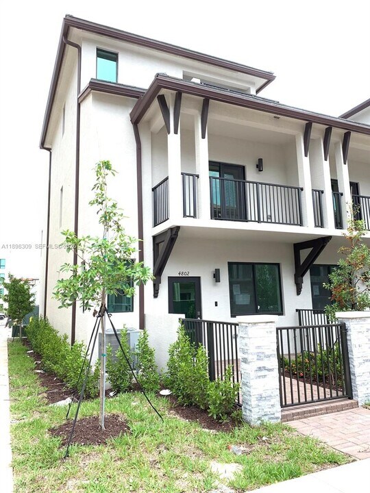 4802 NW 83rd Path in Doral, FL - Foto de edificio