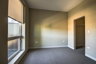 840 W Grand Ave, Unit 304 in Chicago, IL - Building Photo - Building Photo