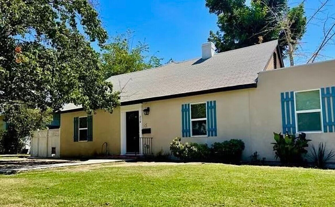 219 Lincoln St in Bakersfield, CA - Building Photo
