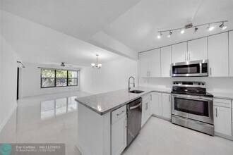 2300 S Cypress Bend Dr in Pompano Beach, FL - Building Photo - Building Photo