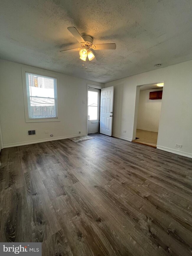 2705 E Somerset St-Unit -2B in Philadelphia, PA - Foto de edificio - Building Photo