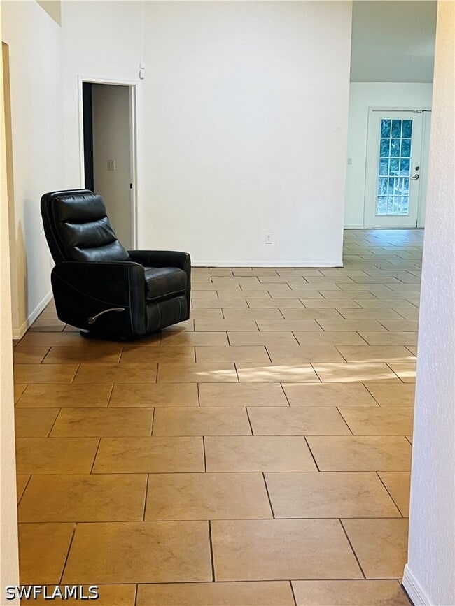 3280 2nd Ave SE in Naples, FL - Foto de edificio - Building Photo