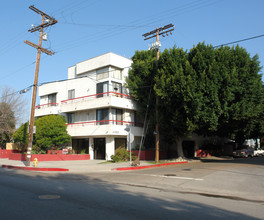 12401 Chandler Blvd in Valley Village, CA - Foto de edificio - Building Photo