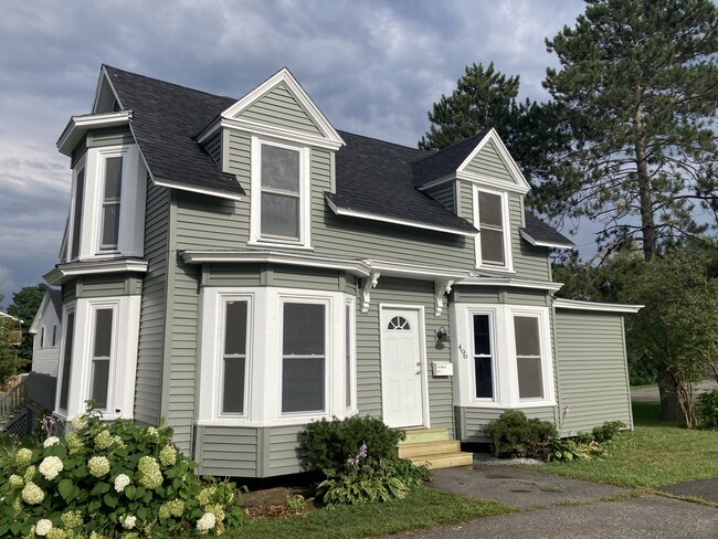 496 Main St, Unit 2 in Old Town, ME - Foto de edificio - Building Photo