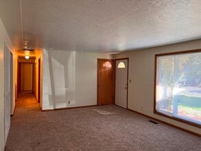 1369 Hillendale Dr SE in Salem, OR - Building Photo - Building Photo