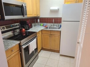 2763 Woodgate Ln, Unit 207 in Sarasota, FL - Building Photo - Building Photo