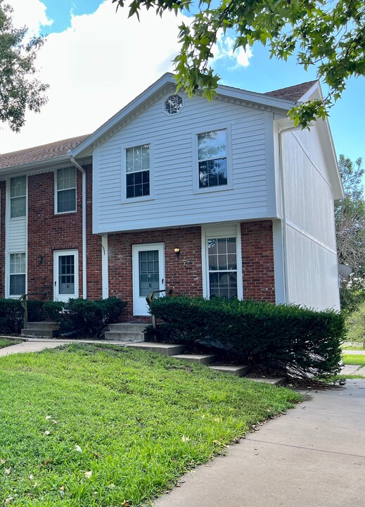 308 NW Highland Ln in Blue Springs, MO - Building Photo