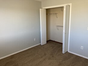 9934 E Kinkaid Cir in Wichita, KS - Foto de edificio - Building Photo