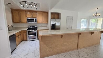 10315 Cheyenne Dr in Bakersfield, CA - Building Photo - Building Photo