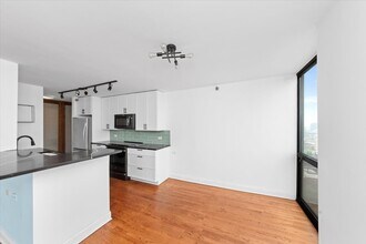 1122 N Clark St, Unit #2706 in Chicago, IL - Building Photo - Building Photo