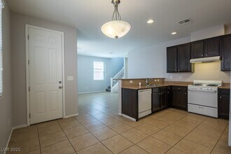 7706 Ornamento Way in Las Vegas, NV - Building Photo - Building Photo