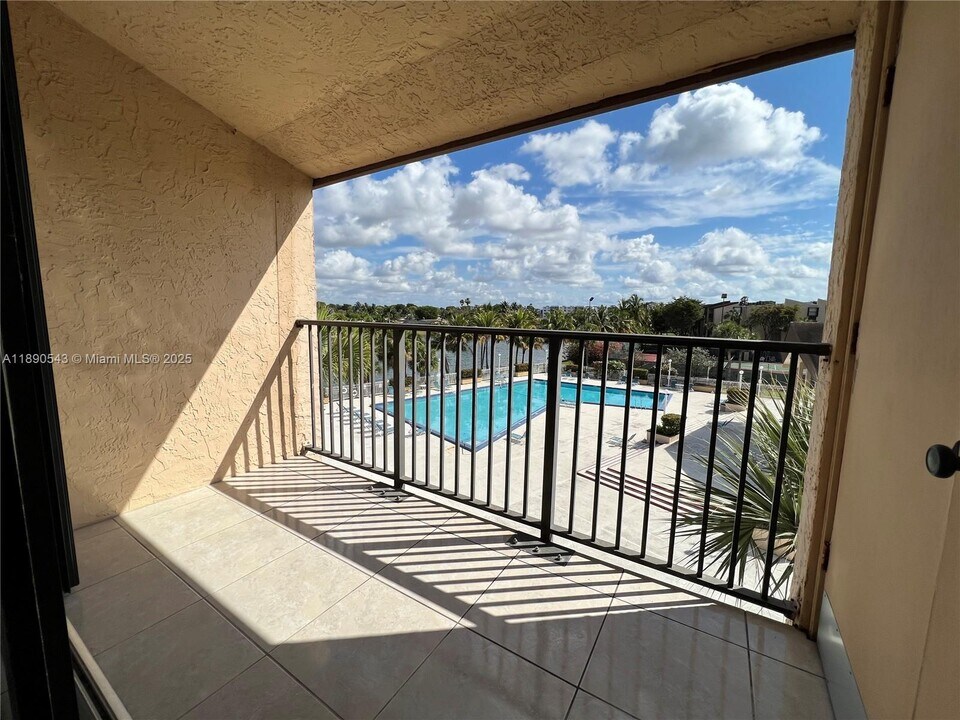 14415 N Kendall Dr in Miami, FL - Building Photo