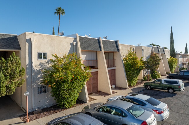 Las Colinas in Tucson, AZ - Building Photo - Building Photo