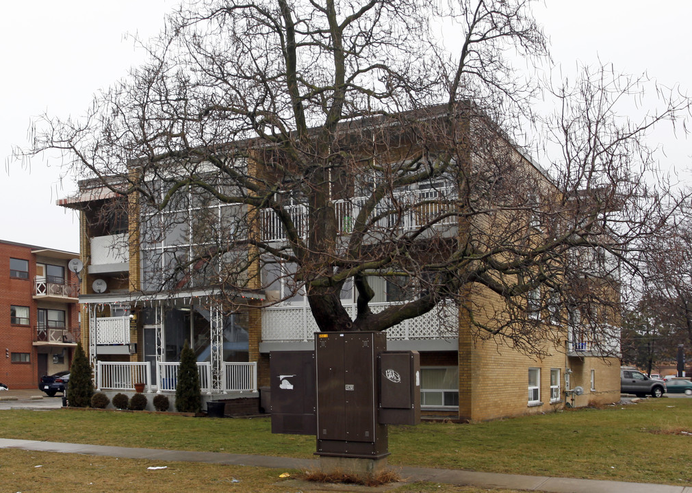 1 Leslie St in Brampton, ON - Building Photo