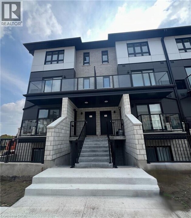 410 Northfield Dr W in Waterloo, ON - Building Photo