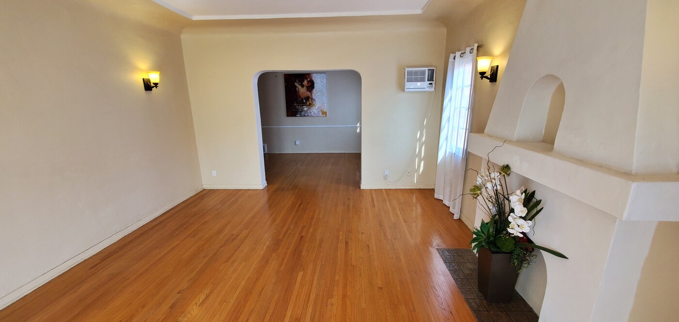 910 S Orange Grove Ave, Unit 1 in Los Angeles, CA - Building Photo