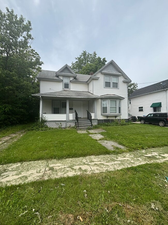 property at 1774 Oakdale Ave