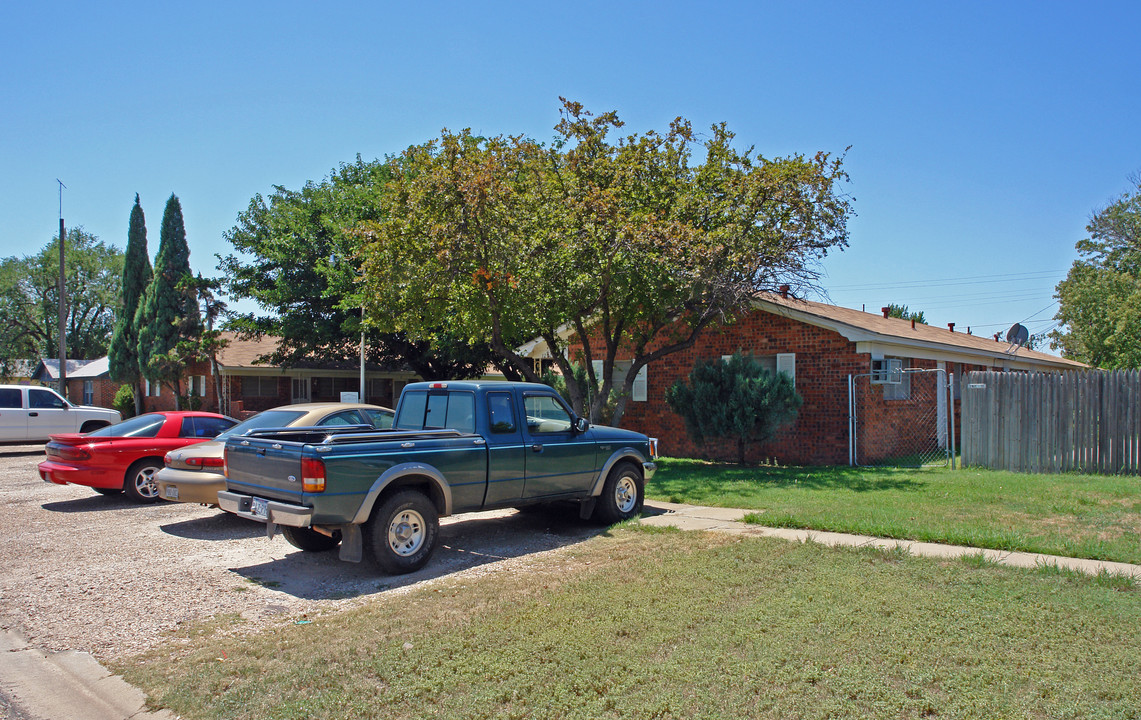 COLONIAL APARTMENTS in Plainview, TX - Building Photo