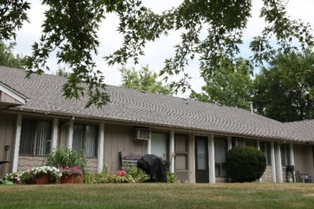 Spring Valley Apartments in Grimes, IA - Building Photo