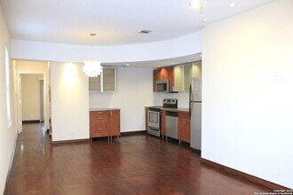 810 E Ashby Pl in San Antonio, TX - Building Photo - Building Photo