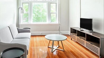 10 Strathmore Rd, Unit 2 in Brookline, MA - Foto de edificio - Building Photo