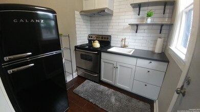 209 E Rosewood Ave, Unit Unit 4 in San Antonio, TX - Foto de edificio - Building Photo