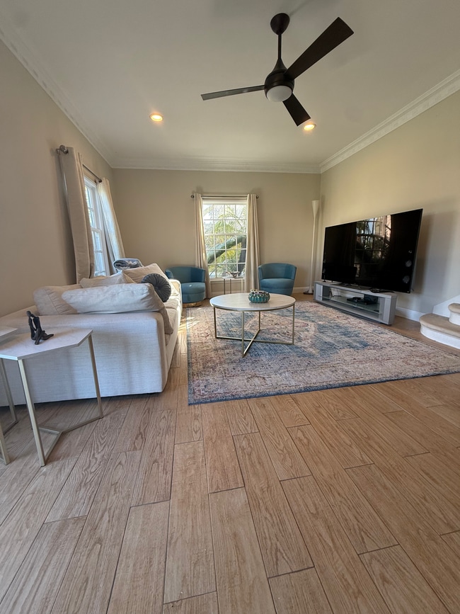 439 S Sherbourne Dr in Los Angeles, CA - Foto de edificio - Building Photo